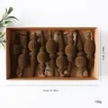 Set van 9 bruine fluwelen gevlokte kerstversieringen in lantaarnvorm in kraftdoos - Flocked Coffee (9 Pieces)
