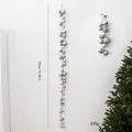 Dekorative 1,9m silberne Weihnachtskugel-Girlande für festliche Dekoration zu Hause - Kombination Verschiedener Kugelgrößen / Silber