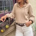 Elegante camicetta albicocca a maniche lunghe con pizzo e dettaglio collo con volant - Taglia S / Kaki