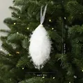 Ornement de sapin de Noël ovale blanc duveteux avec détail de perle, 12 cm de haut - Peluche Brillante en Forme d'Olive / 12x6cm / Blanc