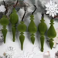 Set mit grünen beflockten Samt-Weihnachtskugeln in verschiedenen Formen für den Tannenbaum - 6er Set / Grün
