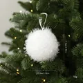 Boule de Noël blanche duveteuse de 7,5 cm de diamètre pour la décoration du sapin. - Peluche Brillante en Forme de Boule Ronde / 7.5cm / Blanc