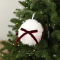 Boule de Noël en peluche blanche avec nœuds en velours rouge pour décor de sapin - Style Boule Ronde avec Nœud / 10cm