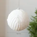 10 cm weißer flauschiger Weihnachtskugel-Anhänger mit gerippter Paillettenstruktur - 10cm / Weiß Gestreift