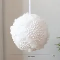 Pelzige weiße 10 cm Weihnachtskugel mit Perlen-Schneeflockenmuster für den Baumschmuck - 10cm / Weiß Plüsch