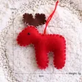Handgefertigter roter Rentier-Anhänger aus Wollfilz für festliche Weihnachtsbaumdekoration - Rotes Reh