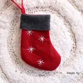 Roter Weihnachtssocken-Anhänger aus Wollfilz mit weißer Schneeflockenbestickung - Weihnachtssocke - Schneeflocke