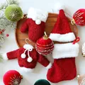 Rode boucle kerstversiering set met mini trui, sok en muts als hangende decoraties - Set van 4 (Hoed + Handschoen + Trui + Sok)