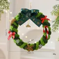 Handgemaakte DIY groene kerstkrans van chenille met feestelijke strikken en bellen - Bloemengirlande