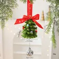 Handgemaakte mini-kerstboom van chenilledraad met rood lint en een zilveren bal - Hangende Kleine Boom