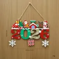 Hölzernes 2026 Weihnachts-Türschild mit Weihnachtsmann-, Schneemann- und Rentier-Motiv - 2026 Weihnachten Neujahr Hängeschild - Klein