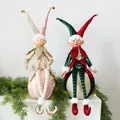 Nahaufnahme von festlichen Weihnachts-Elfenfiguren auf Kugeln mit Tannengrün-Deko. - 62*18*18cm (2er Set) / Elfen Paar Set