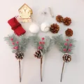 Σετ χριστουγεννιάτικης διακόσμησης DIY με κλαδιά πεύκου, ξύλινο σπίτι LED και κουκουνάρια - Μούρα / Μέγεθος 45cm