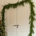 Guirlande de pin de Norfolk artificielle sur une double porte blanche pour Noël - Style Basse Densité / Décoration 30 Têtes
