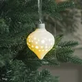 Detalle de adorno navideño de cerámica luminosa en forma de gota con estrellas caladas - Bola en Forma de Cebolla Luminosa de Cerámica