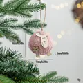 Adorno de oveja de fieltro de lana rosa con detalles de madera para árbol de Navidad - Rosa
