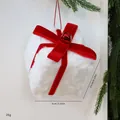 Adorno colgante de caja de regalo de Navidad de felpa roja y blanca para el árbol - Blanco