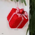 Adorno de caja de regalo de Navidad de felpa roja con un lazo a rayas y dimensiones - Rojo