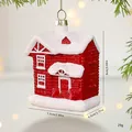 Rood-wit besneeuwd huis kerstboomornament met afmetingen en gewichtsinformatie - Enkele Verpakking (9x7.5x4.5cm)