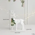 Weiße beflockte Weihnachtsrentierfigur mit grüner Schleife und Glockendekor 29cm - Zurückblickendes Rentier