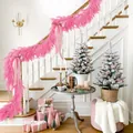 Guirlande de pin de Norfolk rose artificielle avec nœuds sur un escalier blanc classique - 2.7m (90 Têtes) / Rose