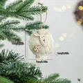 Lindo adorno navideño de oveja de fieltro de lana blanca con madera, medida 8x7cm - Blanco