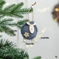 Lindo adorno de Navidad de oveja de fieltro gris con detalles de madera - Gris