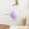 Decoratieve lichtpaarse kerstbal van gestructureerd schuim hangend aan een dennentak - Golvende Textuur Bal (Stijl E)
