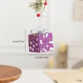 Elegante paarse glitter kerstcadeau-ornament hangend aan een feestelijke dennentak - Paarse Pailletten Cadeaudoos (Stijl H)