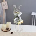Elegante decorazione natalizia a forma di renna dorata con rami di pino e bacche bianche - Renna - Bocca Sporgente