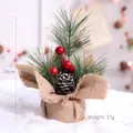 Handgemaakte mini-kerstboom met dennennaalden en rode bessen in een zakje van jute - 18cm