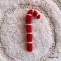 Handgefertigter rot-weißer Zuckerstangen-Filzschmuck für den Weihnachtsbaum, 12 cm - Zuckerstange / Rot