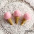 Drei rosa Wollfilz-Eiscreme-Anhänger für Weihnachtsbaumschmuck und DIY-Dekorationen - Großes Eis / 3er Pack / Rosa