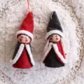 Zwei handgefertigte Weihnachts-Wichtel-Anhänger in Rot und Grau für die Deko - Cloaked Doll / 2er Pack / Red and Gray Cloak