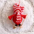 Rote gestrickte Weihnachts-Skifahrerpuppe, 14x10cm dekorative Weihnachtsfigur - Sleigh Doll / Red and White Skiing