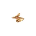 Gedetailleerde macro-opname van een minimalistische vergulde druppelring met glans - Maat 7 / Knuffel Druppel Stijl / Goud (SRH0036)