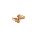 Detailopname van een minimalistische goudkleurige knuffelring met druppelvorm - Maat 7 / Knuffelstijl / Goud (SRH0142)