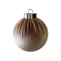 Elegante taupe fluwelen kerstbal met een unieke geplooide textuur en een zilveren dop. - koffiekleur