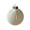 Elegante witte stoffen kerstbal ornament met zilveren ophanglusje aan top - Licht kaki