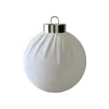 Elegante witte met stof beklede kerstbal ornament met zilveren dop voor decoratie - Wit