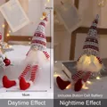Verlichte kerstkabouter pluche decoratie met vergelijking tussen dag- en nachtbeeld - Hangende Benen met LED / Rood