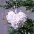 Colgante de Navidad en forma de corazón blanco peludo con medidas de 9x11cm - Corazón de Plumas Blanco