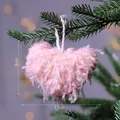 Adorno navideño de corazón con plumas rosas para colgar, tamaño de 11x9cm total - Corazón de Plumas Rosa