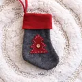 Kleine graue und rote Filz-Weihnachtssocken Verzierung mit Holzknopf - Weihnachtssocke - Baum