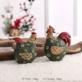 Set mit zwei rustikalen Hahnfiguren aus Harz mit Sonnenblumenmotiven und Akzenten - Glücks-Hahn-Paar / 1 Paar