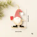Houten kerstboomhanger, schaatsende kabouter met rood gestreepte muts en afmetingen - Gestreepte Muts Kabouter met Cadeau