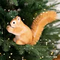 Décoration de Noël petit écureuil en peluche avec pomme de pin sur un sapin festif - Décorations de Noël / Écureuil Mignon