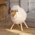 Decoratief handgemaakt schapenornament van witte wolvilt met houten poten, 10 cm - Houten Gezicht Schaap / 7x10cm / Wit