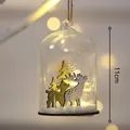 Adorno navideño de cúpula de vidrio de 11cm con luz LED y figuras de ciervos en madera - Reno Rectangular Verde