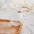 8cm witte kerstbal ornament met parel details en een besneeuwde afwerking. - 8cm / Witte Parel